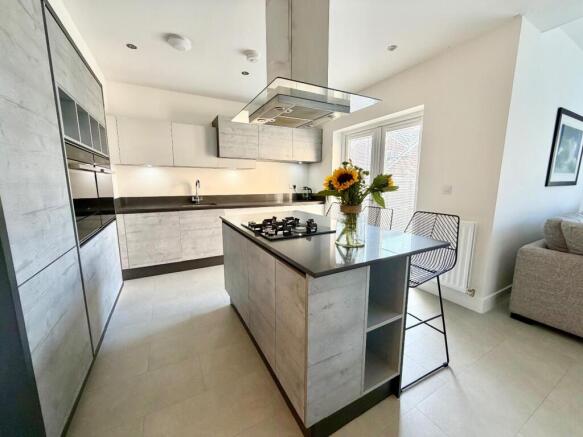 5 bed Detached for sale Image 10