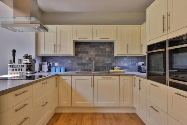 3 bed Semi-Detached for sale Image 8
