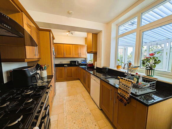 4 bed Semi-Detached for sale Image 6