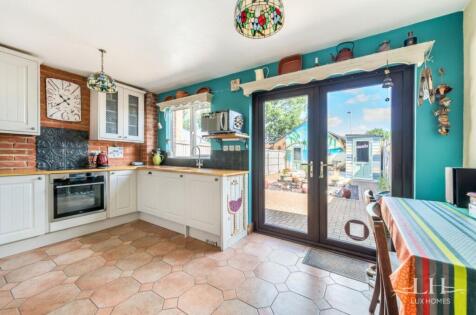 Sarre Avenue, Hornchurch