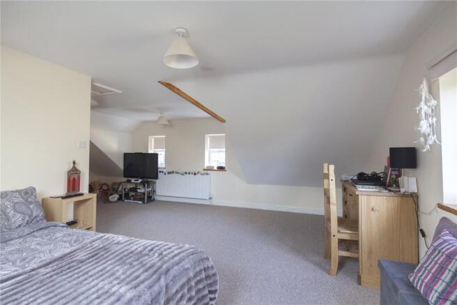 4 bed Semi-Detached to rent Image 12