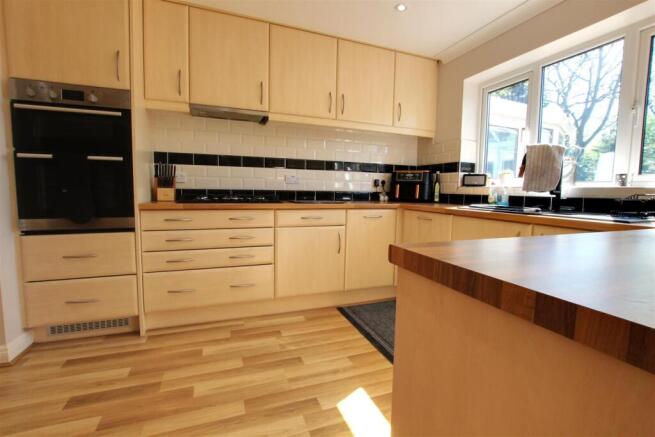 4 bed Detached for sale Image 8