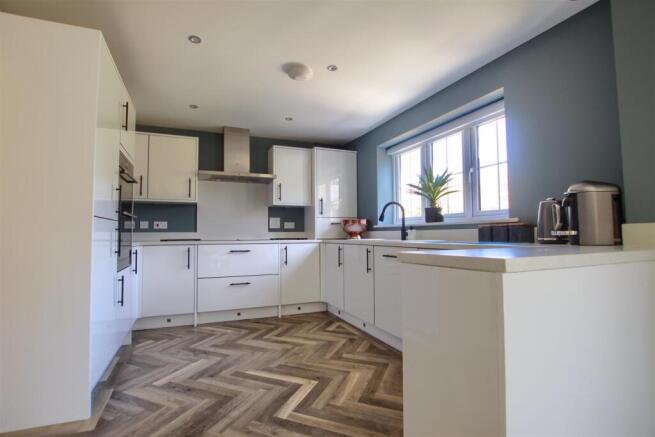 4 bed Detached for sale Image 4