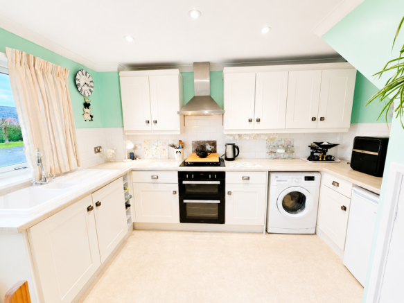 3 bed Semi-Detached for sale Image 7