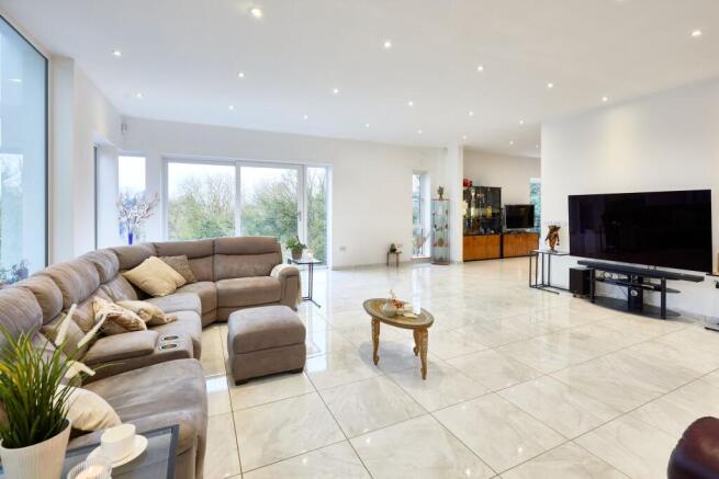 8 bed Detached for sale Image 7