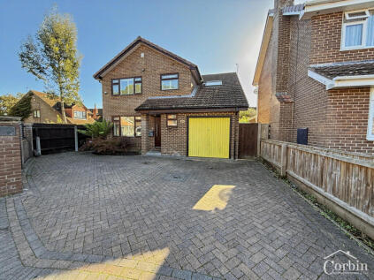 De Courtenai Close, Bournemouth, BH11 9