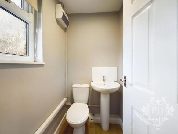 4 bed Semi-Detached to rent Image 6
