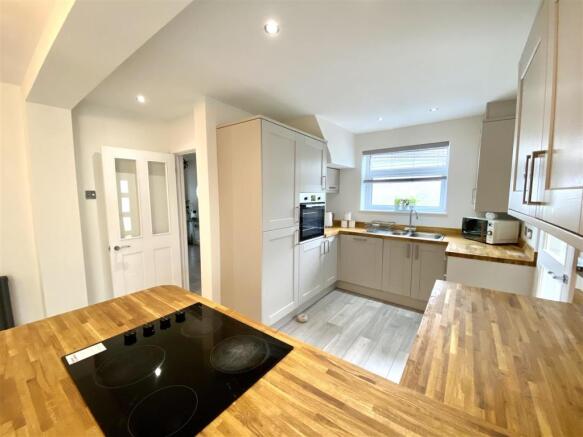 KITCHEN/DINING ROOM