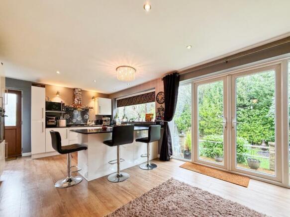 Lodge Grove, Yateley photo 2