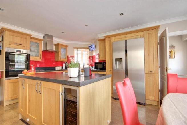 4 bed Detached Bungalow for sale Image 7