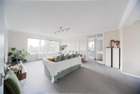 The Pines, Oakwood, N14