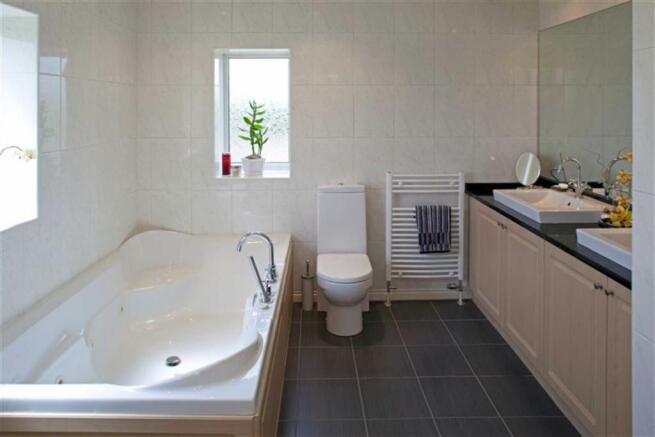 EN-SUITE BATHROOM