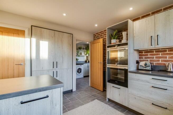 4 bed Detached for sale Image 8