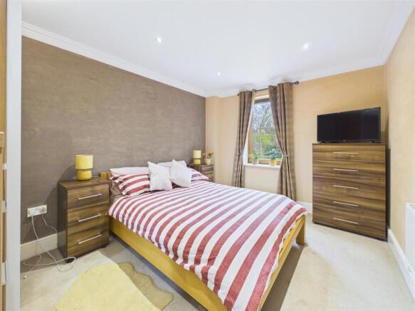 2 bed Flat to rent Image 11