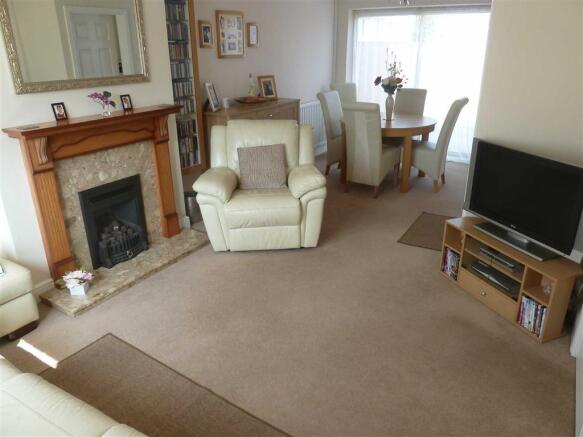 LOUNGE/DINING ROOM