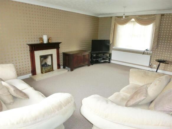 DUAL ASPECT LOUNGE