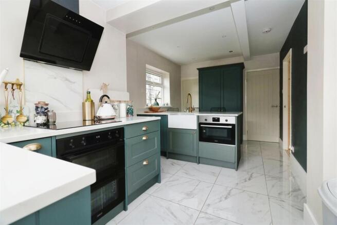 EXTENDED BREAKFAST KITCHEN