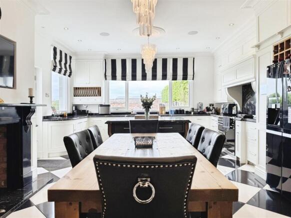 5 bed Detached for sale Image 5