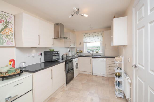 91 Newlands Place, Cumbernauld, North Lanarkshire photo 4