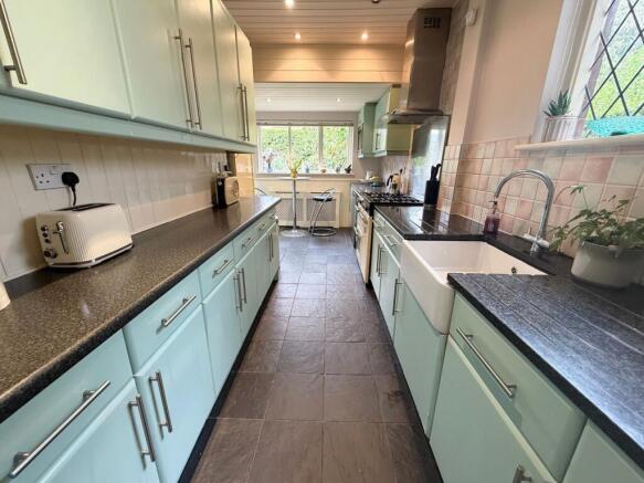 5 bed Semi-Detached for sale Image 4