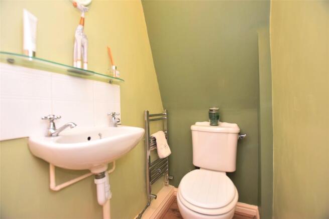 Guest Cloakroom/Wc