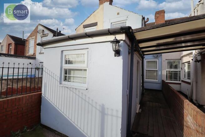2 bed Terraced to rent Image 12