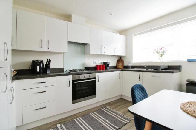 2 bed Semi-Detached to rent Image 5