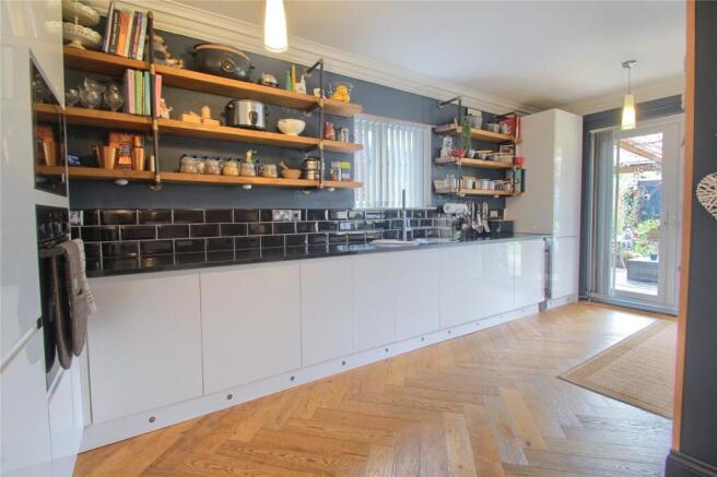 5 bed Semi-Detached for sale Image 12