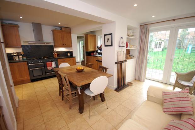 Manor Crescent 29 − Kitchen 2