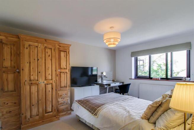 4 bed Detached for sale Image 11