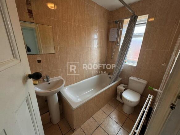 4 bed House to rent Image 10