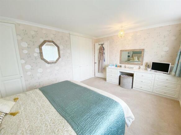 Bedroom 1 pic 3.jpg