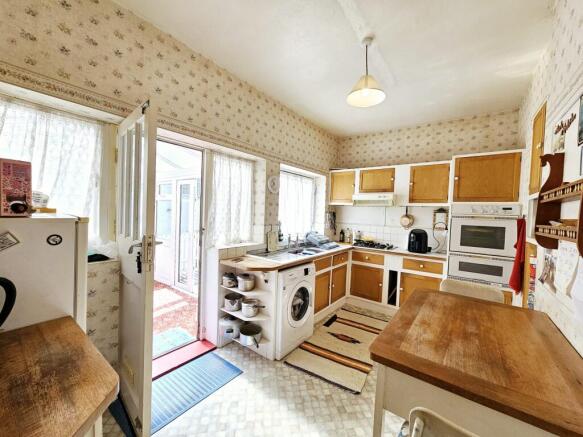 3 bed Flat for sale Image 4