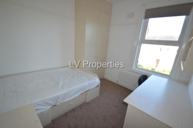 3 bed Terraced to rent Image 5