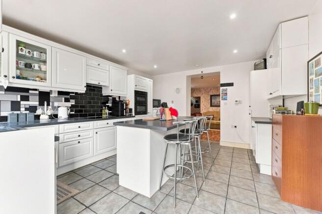 5 bed Semi-Detached for sale Image 4