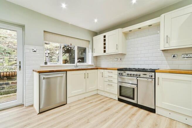 5 bed Detached for sale Image 5