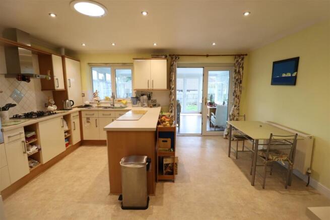 8273 Kitchen 1.JPG
