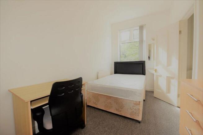 6 bed House to rent Image 5