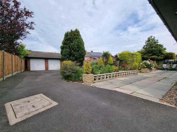 Driveway to th...