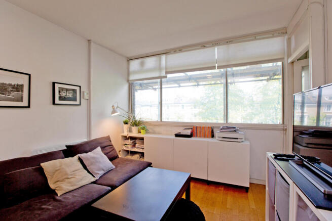 Stylish Studio Flat with Private Bedroom in Desir