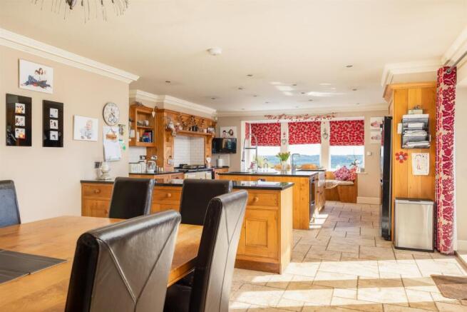 5 bed House for sale Image 7