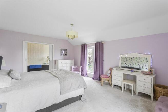 4 bed Semi-Detached for sale Image 11