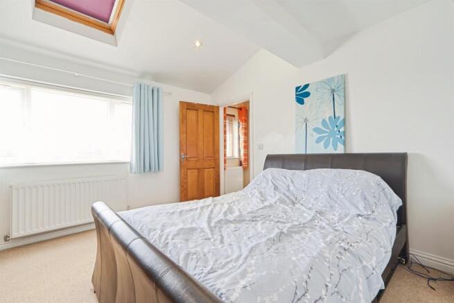 4 bed Detached for sale Image 10