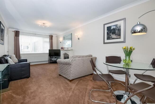 Lounge/Dining Area