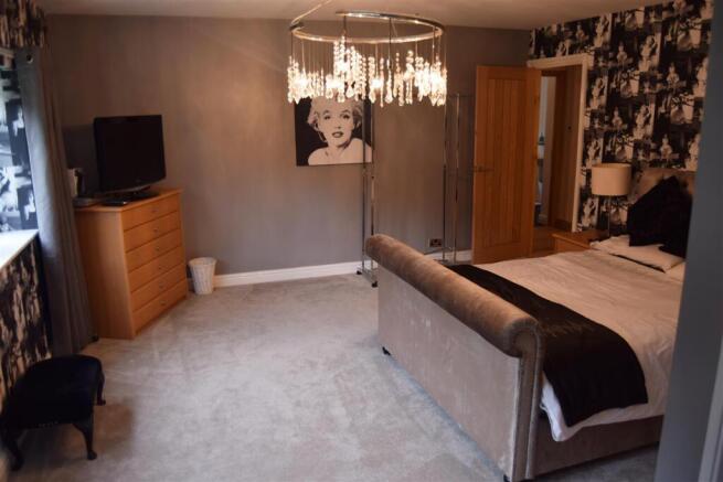 5 bed Detached to rent Image 11