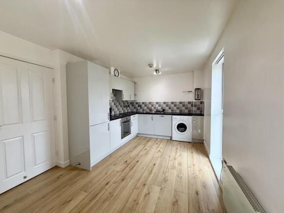 2 bed Apartment to rent Image 4