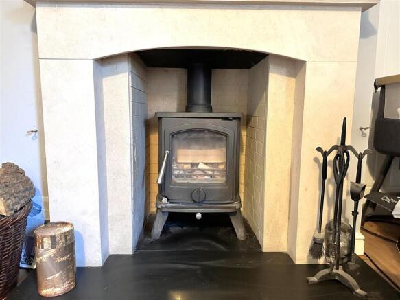 Feature Fireplace & Inset Log Burner 851