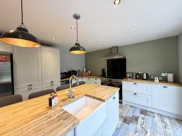 4 bed Detached for sale Image 9