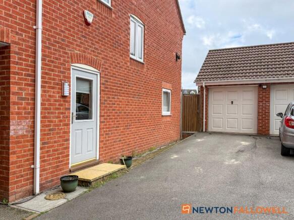 Youngs Close, Coddington, NG24 photo 4