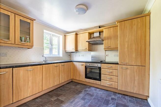 Fully fitted Kitchen with dishwasher